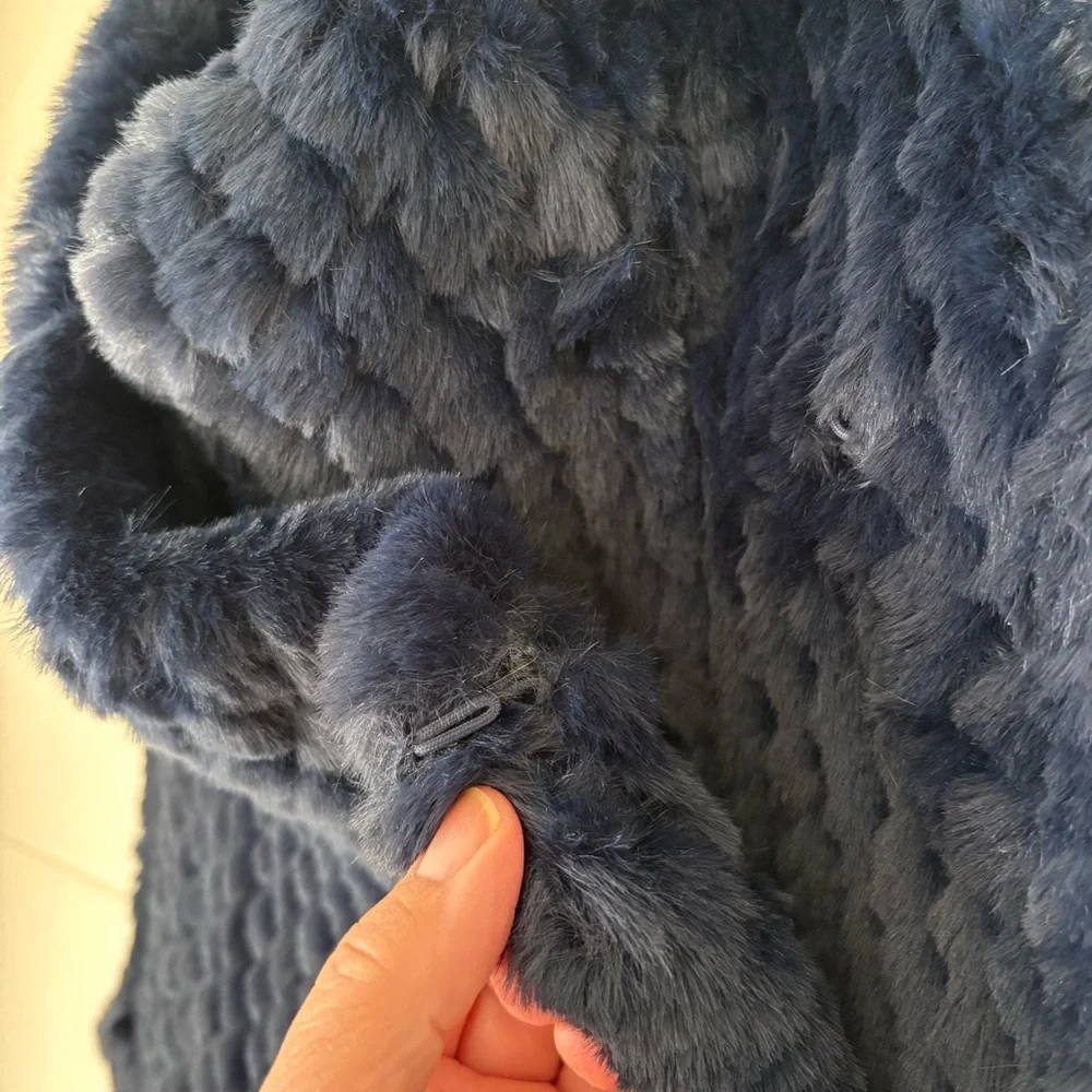 Dolce Cabo los angelos Women's Blue Faux Fur Sweater Vest Size Medium - Picture 9 of 17